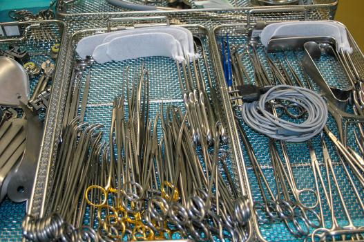 准备手术用的医用刀叉